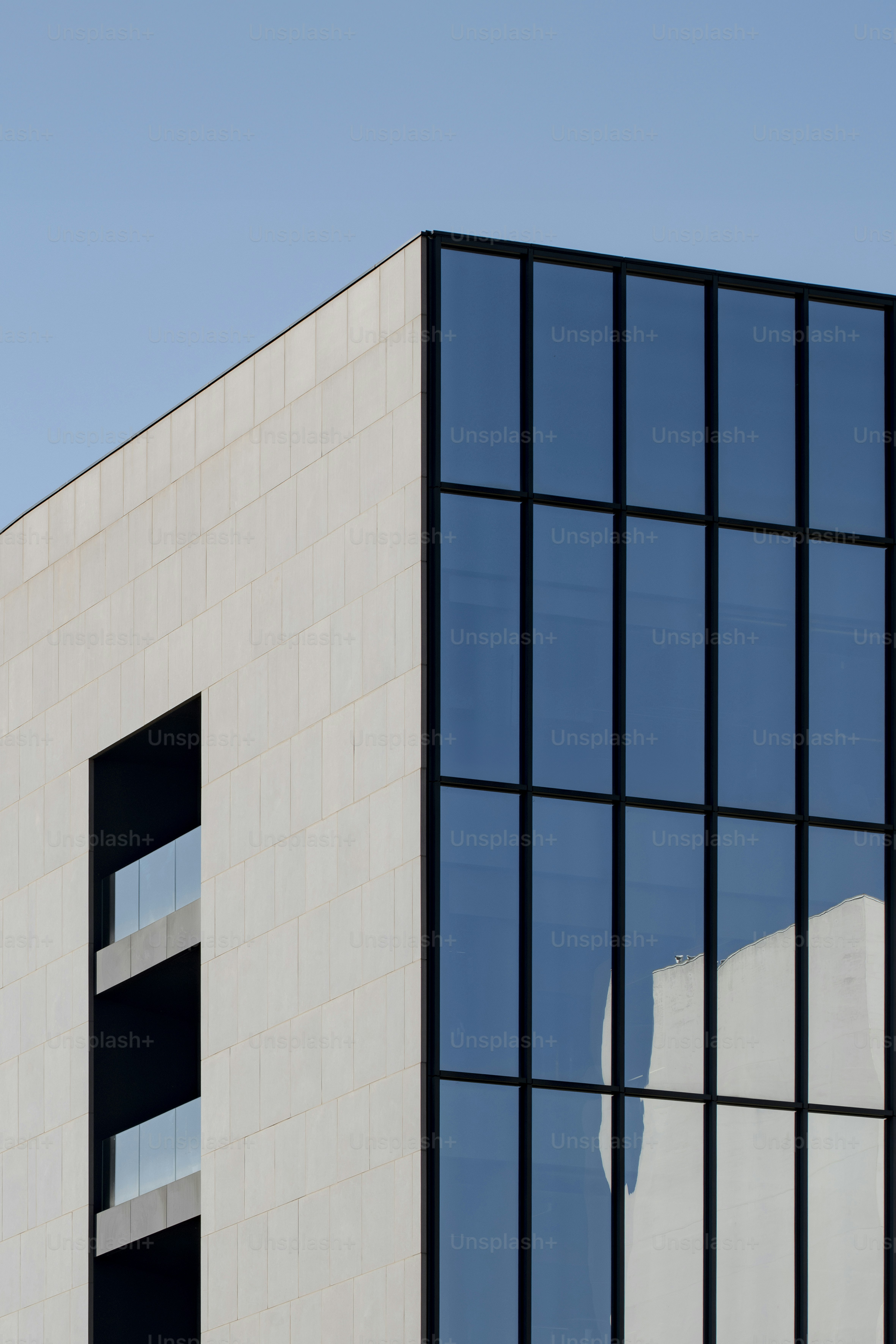 un edificio con un orologio sul lato