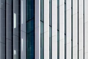Eine Nahaufnahme von zwei Fenstern an einem Gebäude