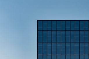 Un avión volando en el cielo cerca de un edificio alto