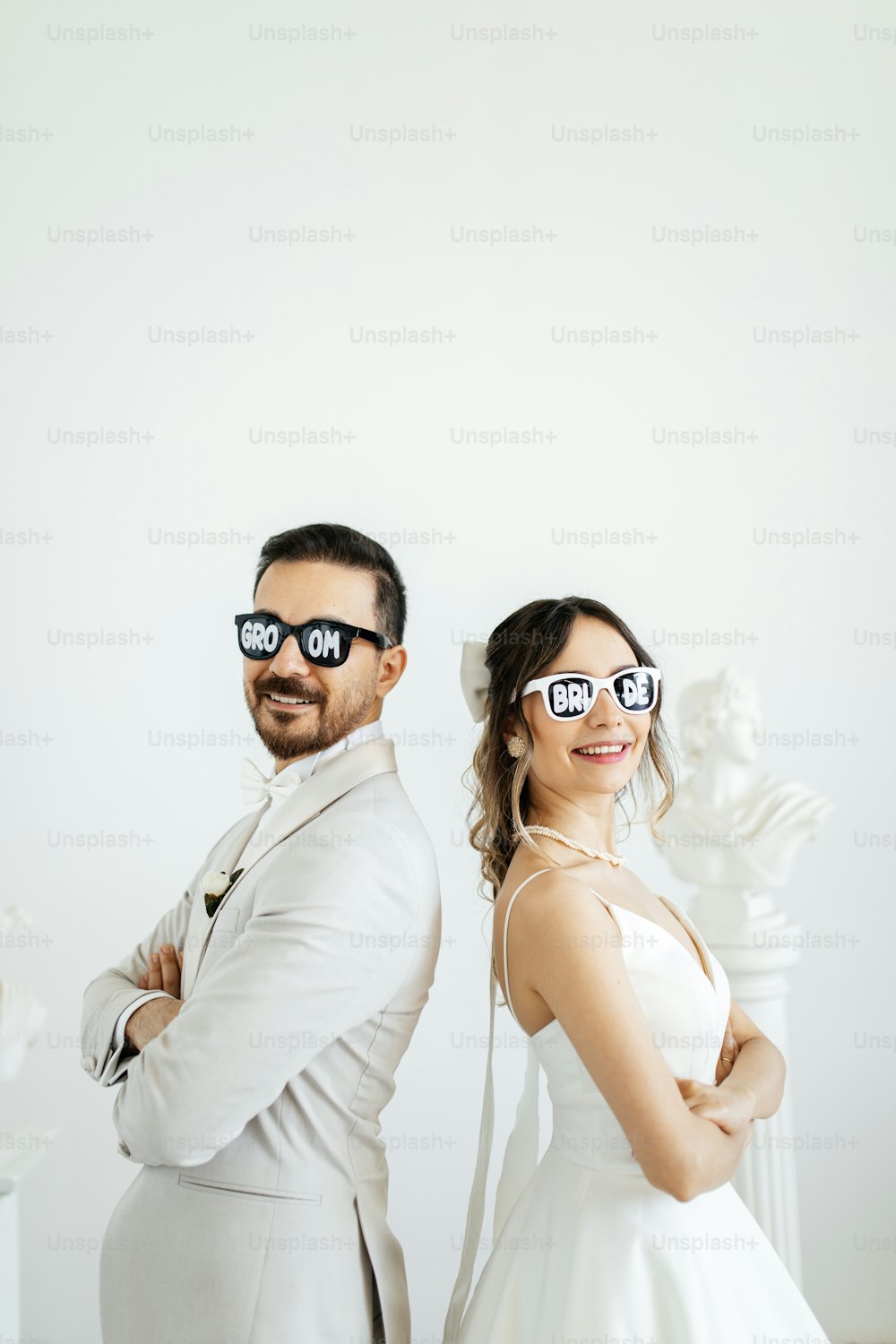 un uomo e una donna che indossano occhiali finti