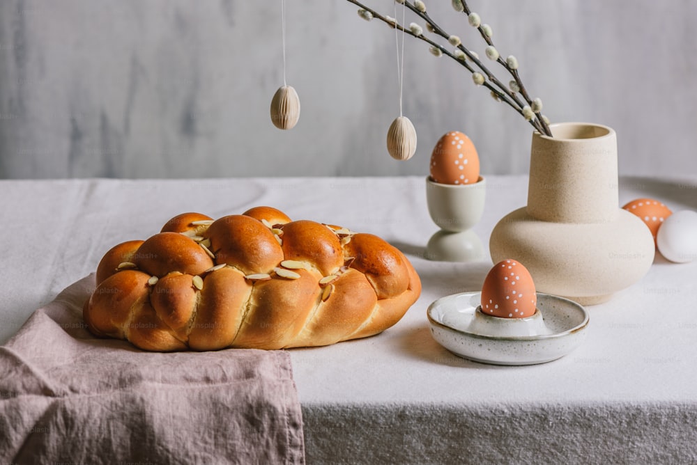 ein Tisch mit einem Laib Brot und Eiern