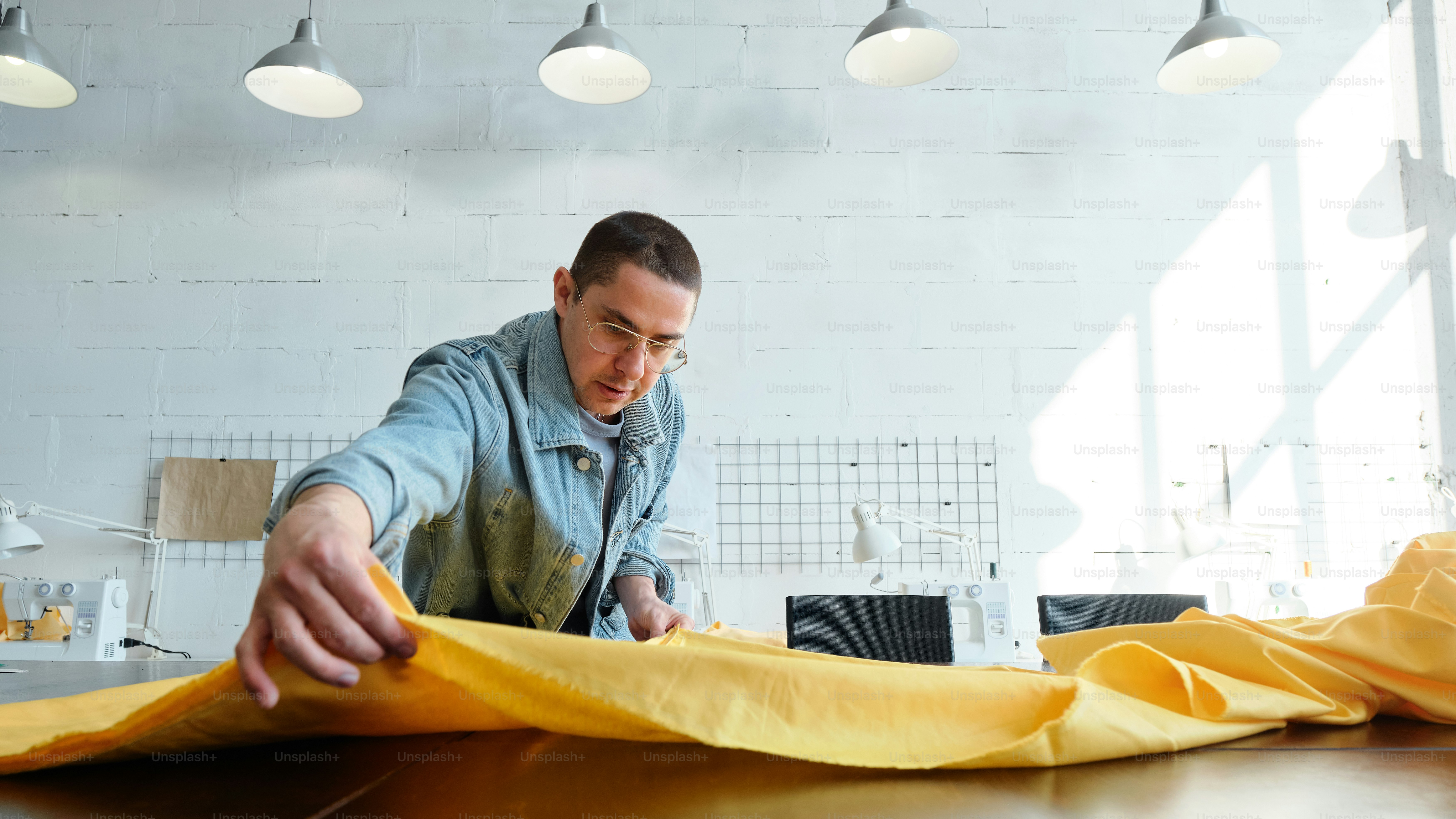 ein Mann, der über einem Tisch steht
