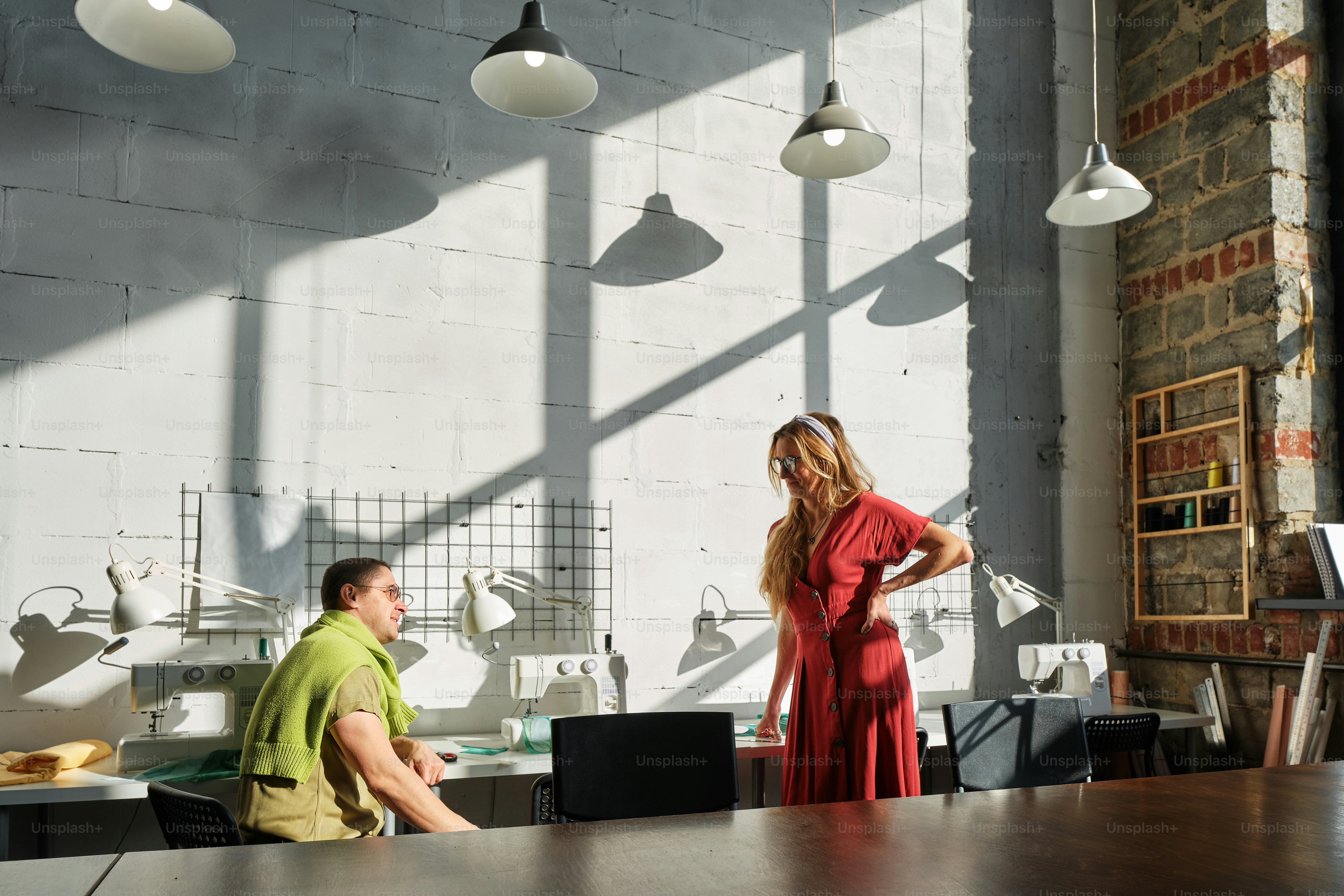 Eine Frau in einem roten Kleid steht neben einem Mann in einem grünen Hemd