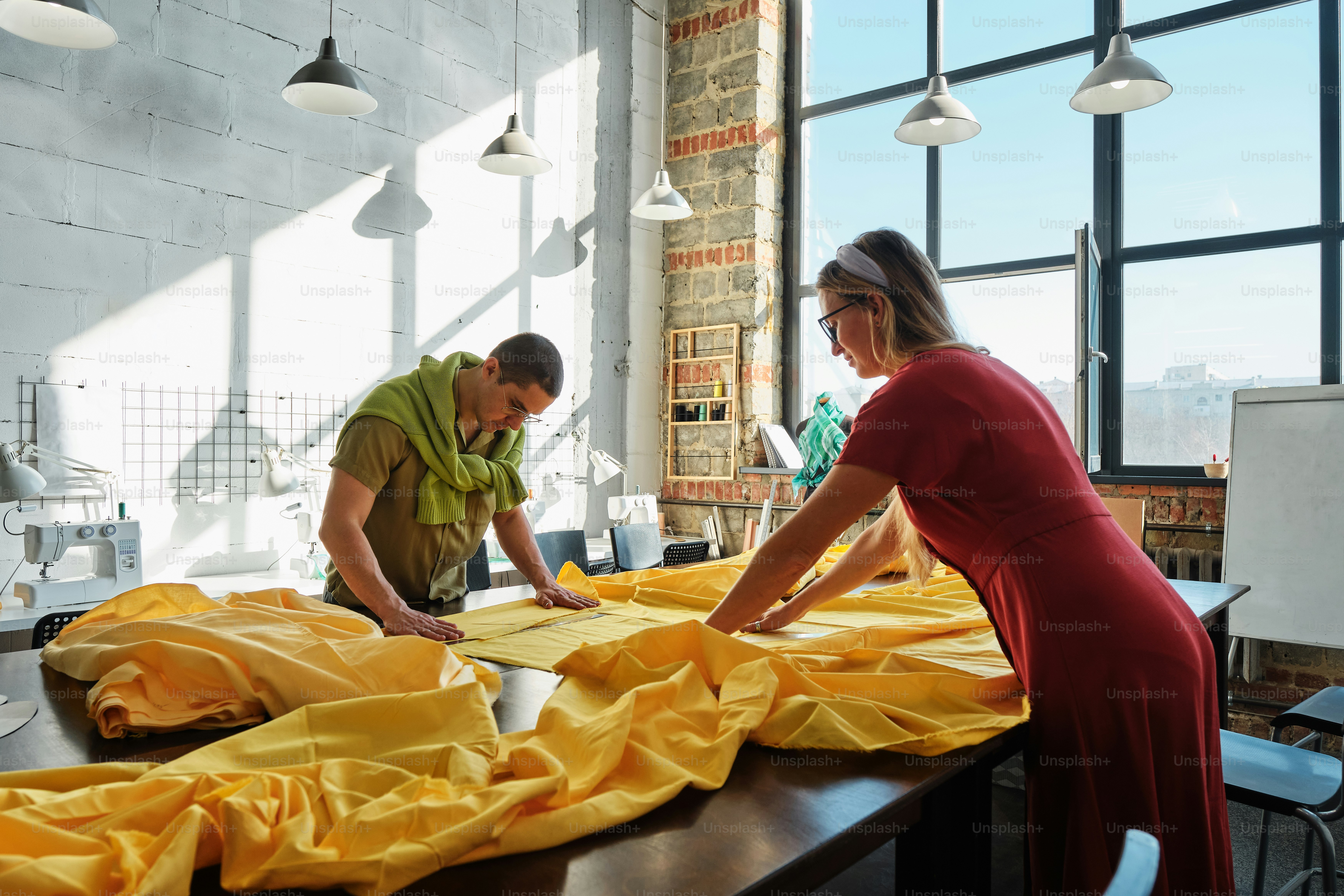 ein Mann und eine Frau, die über einem Tisch stehen