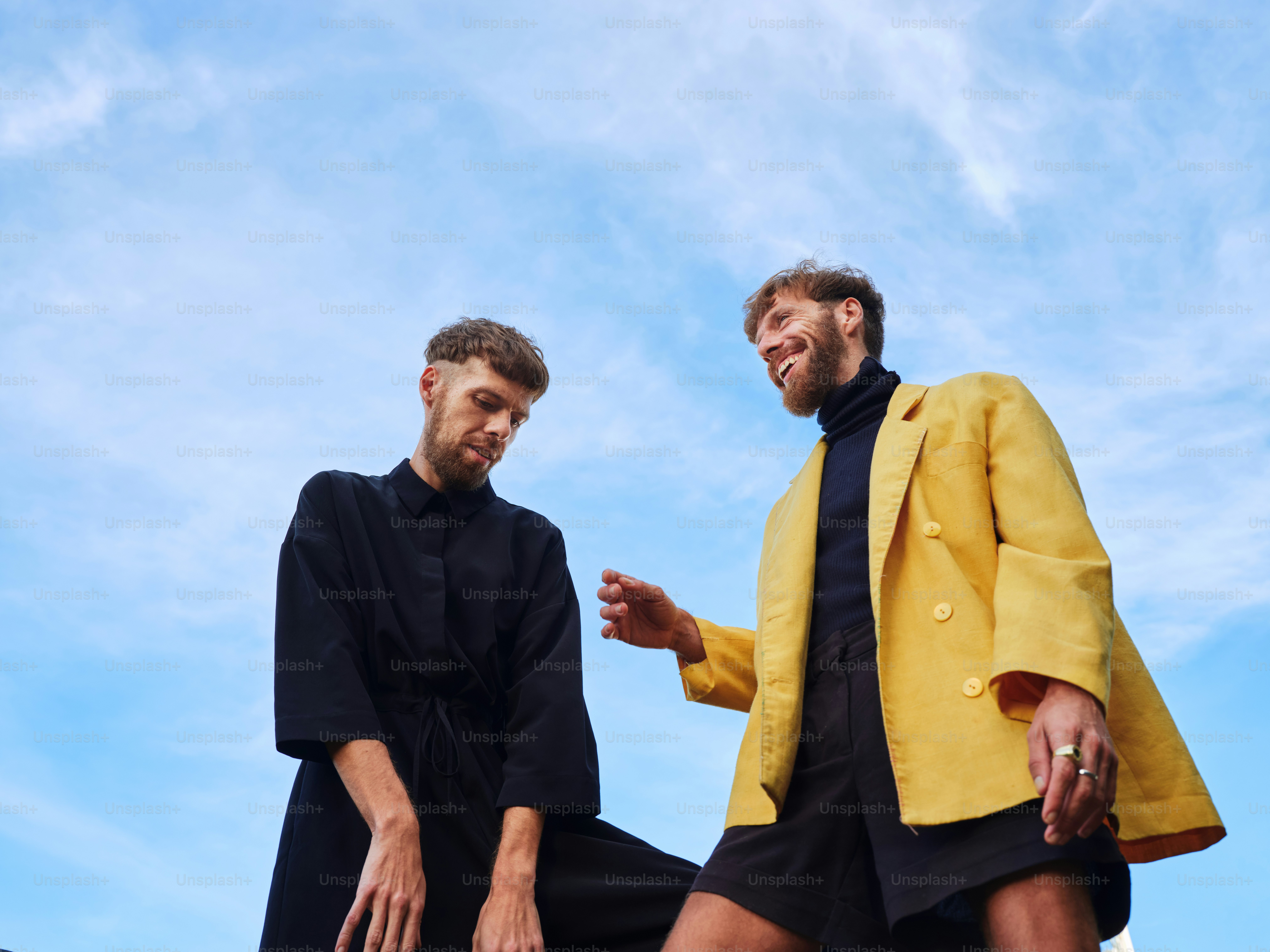 um casal de homens de pé um ao lado do outro
