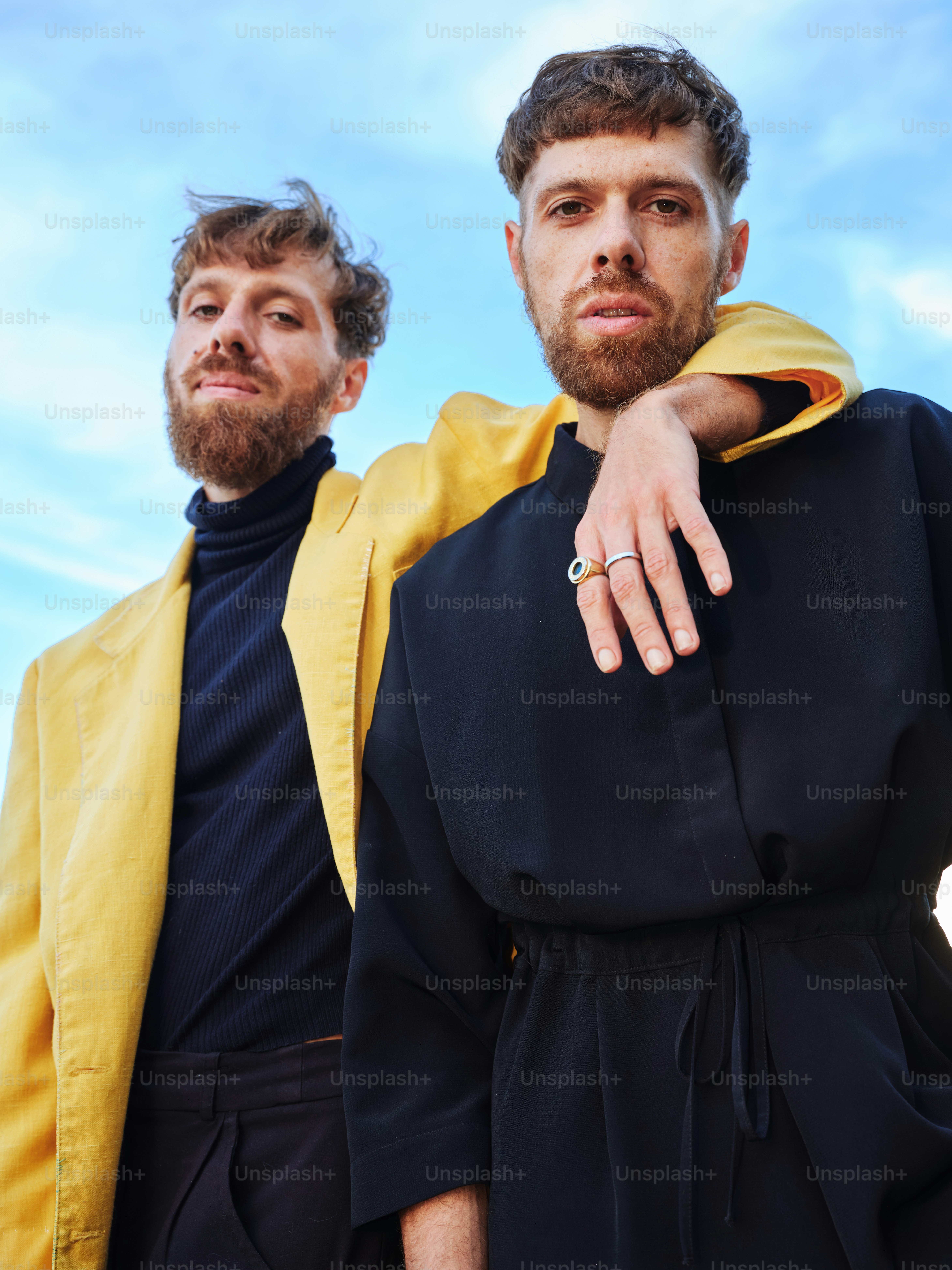 Un par de hombres parados uno al lado del otro