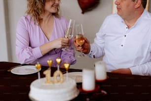 un hombre y una mujer brindando con copas de vino