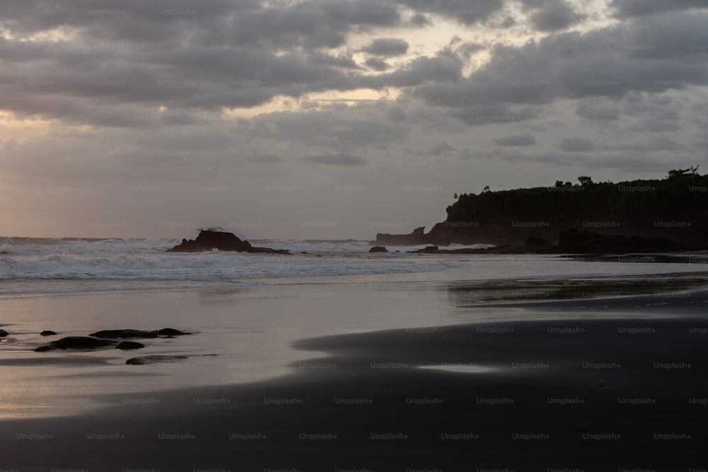 uma praia com ondas chegando à costa