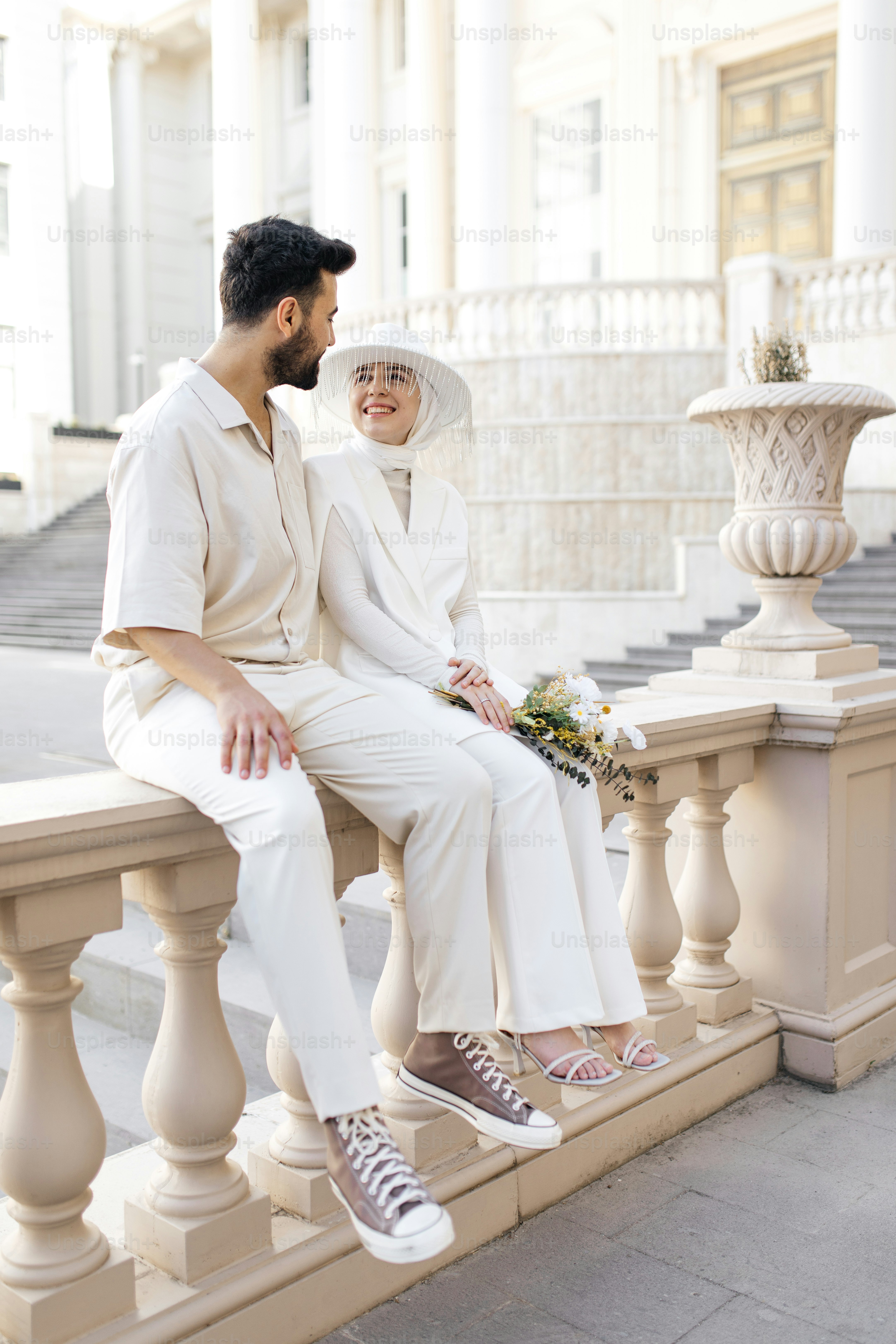 ベンチに座る男女