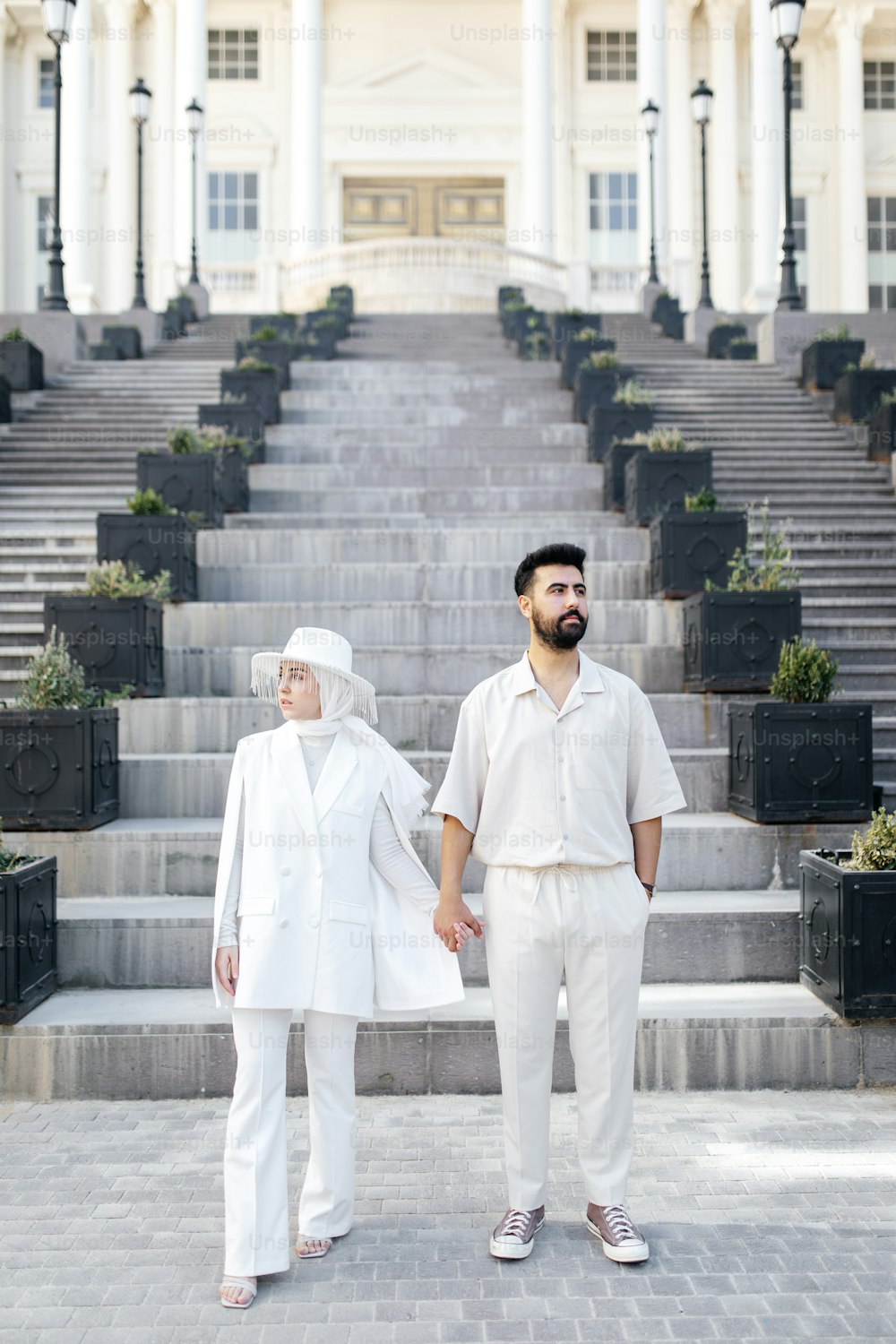 Un hombre y una mujer de pie frente a un edificio