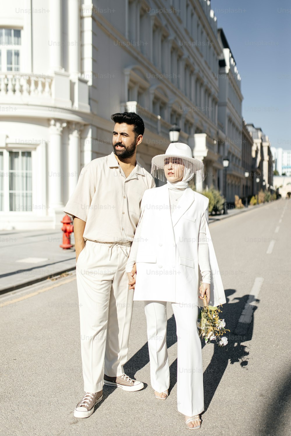 un hombre y una mujer caminando por una calle