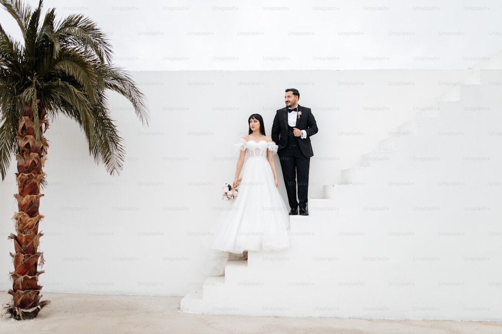 un hombre y una mujer de pie en un conjunto de escaleras