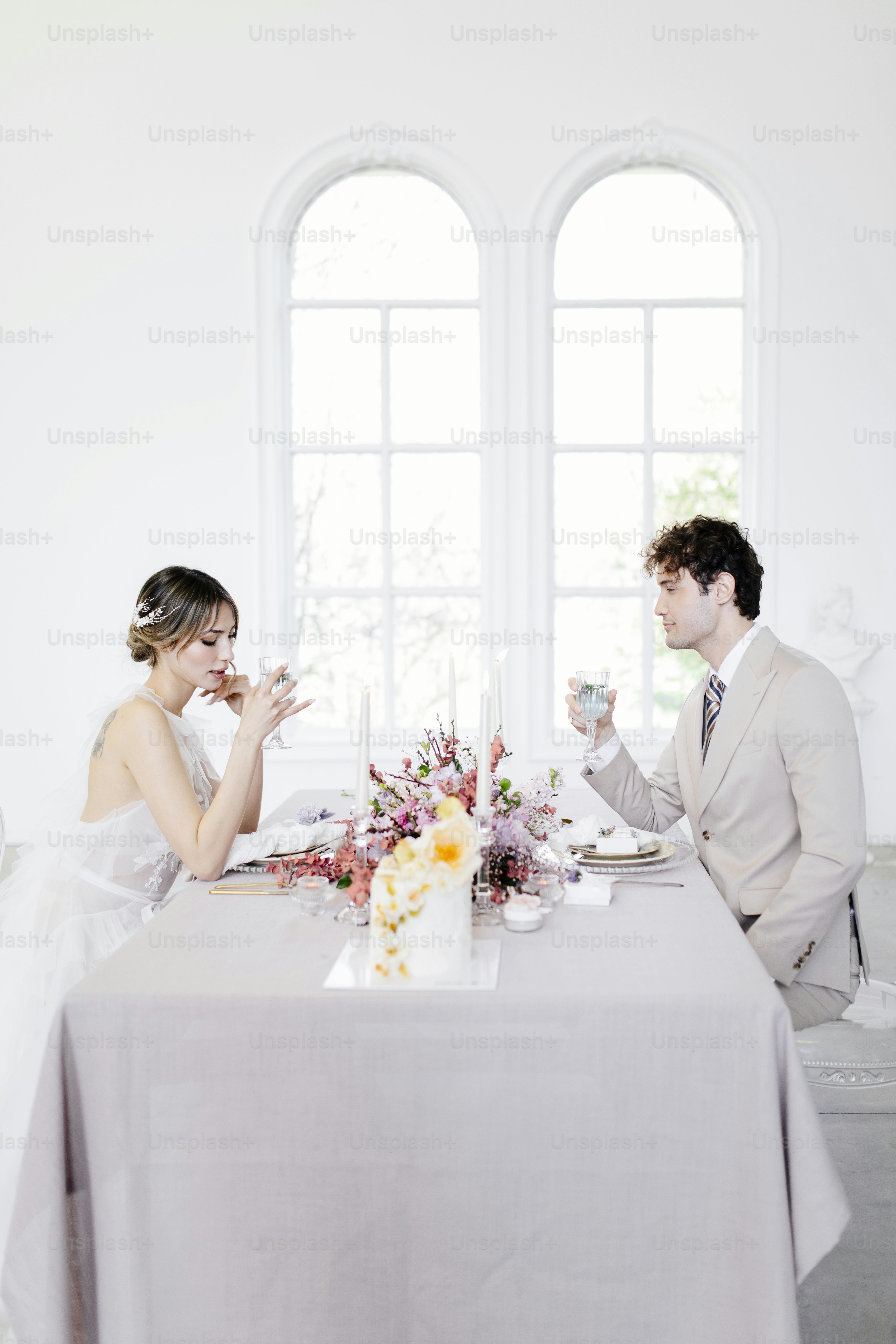 un homme et une femme assis à une table