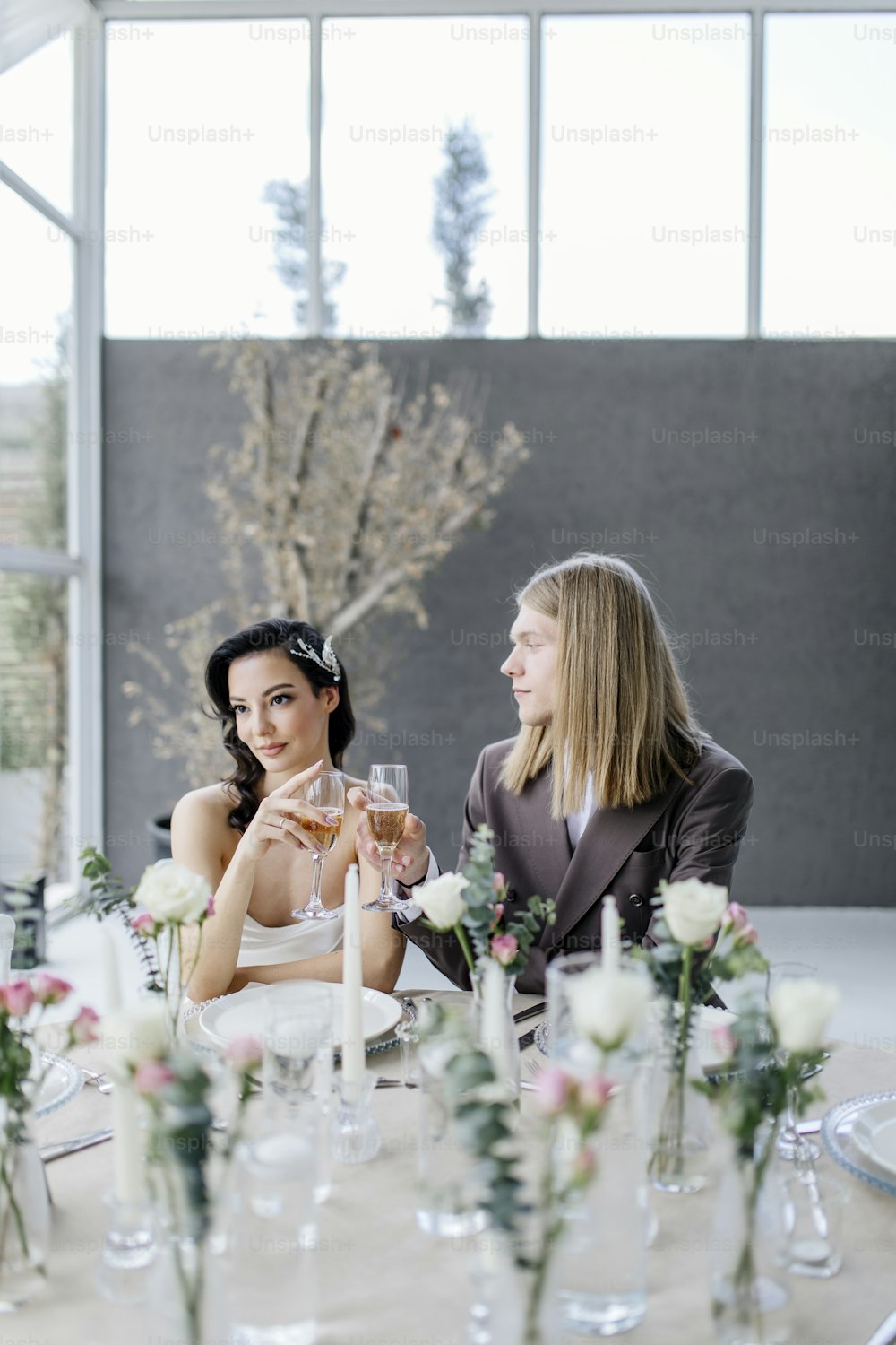 due donne che si siedono ad un tavolo con i bicchieri di vino