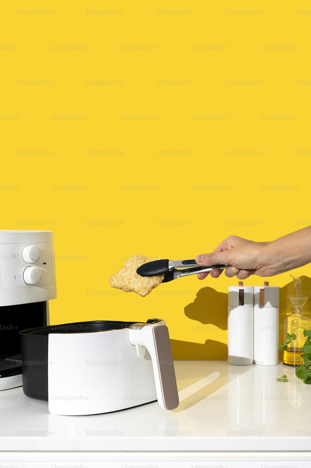 Eine Person benutzt einen Toaster auf einer Theke