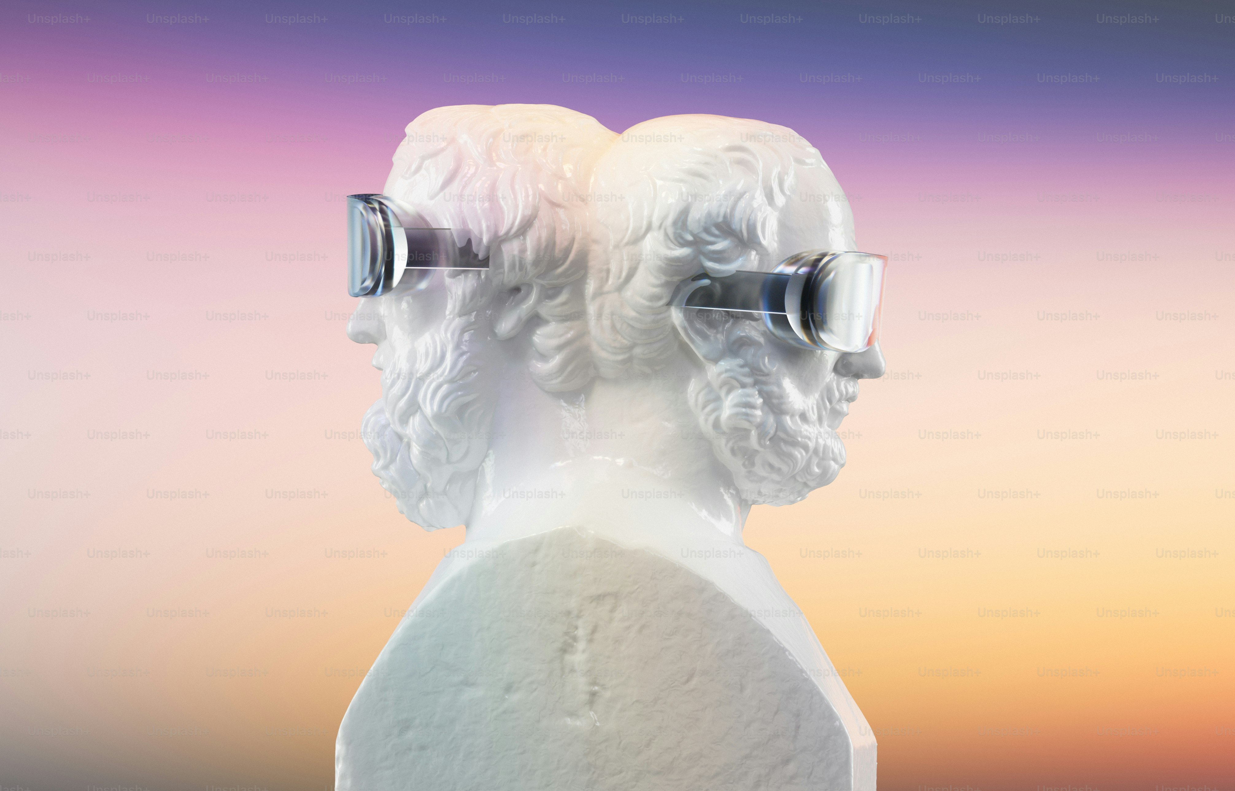una statua di un uomo con un paio di occhiali in testa