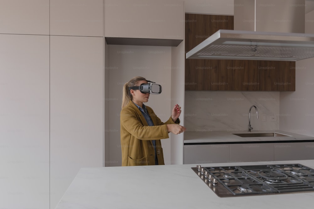 uma mulher em pé em uma cozinha usando um par de óculos virtuais