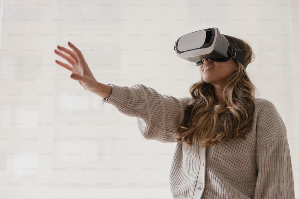 una donna che indossa un visore per realtà virtuale