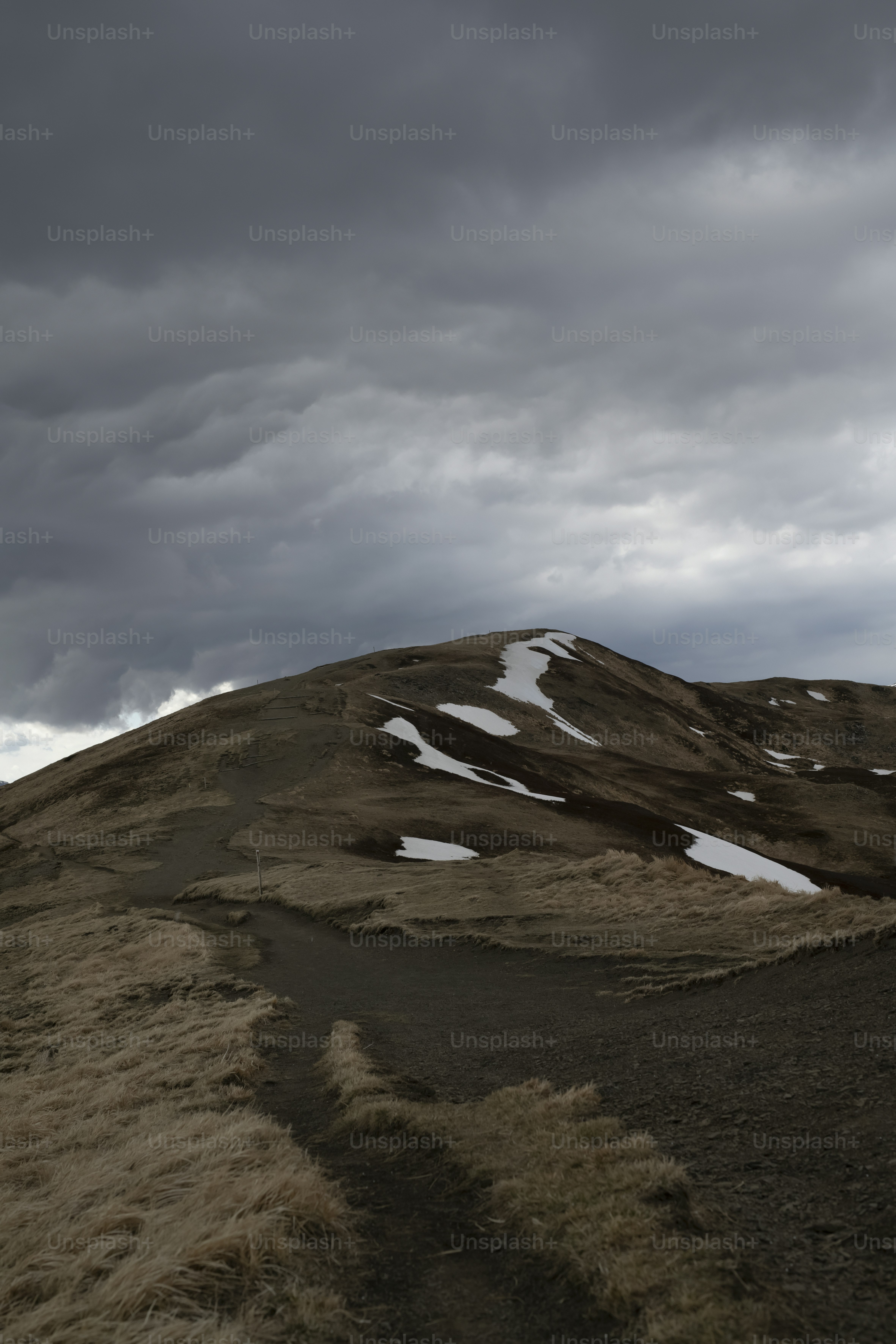 une colline couverte de neige sous un ciel nuageux