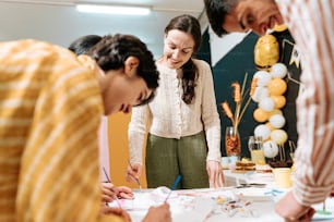 un groupe de personnes debout autour d’une table