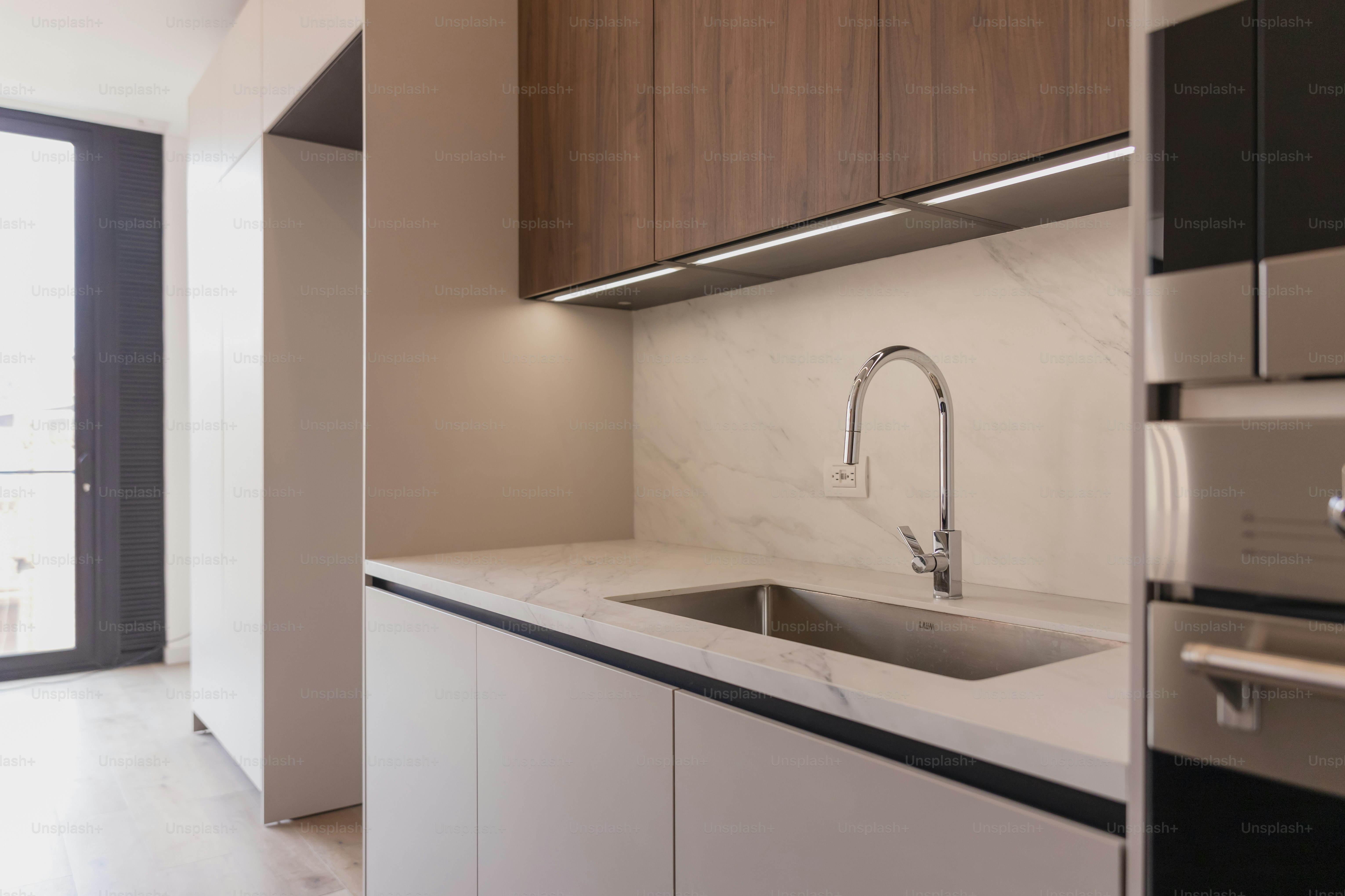 una cocina con fregadero y fogones