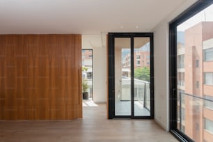 um quarto com uma parede de madeira e uma grande janela