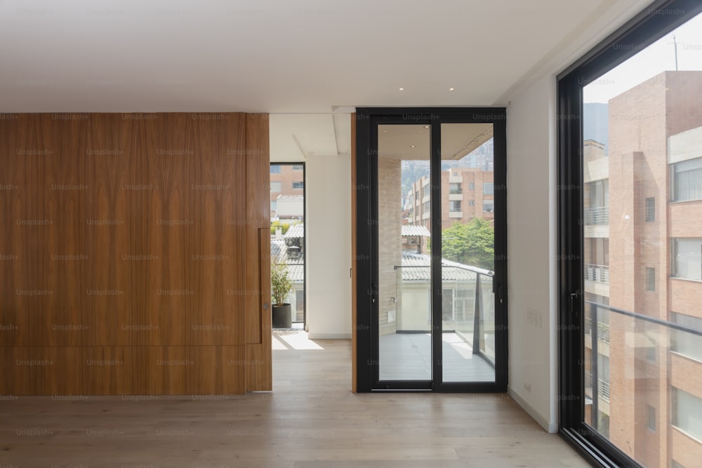 una habitación con una pared de madera y un gran ventanal