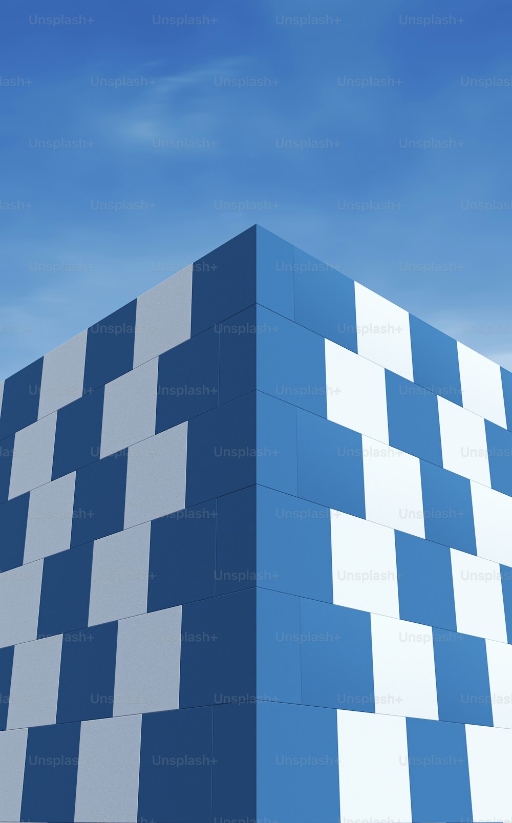 Ein großes blau-weißes Gebäude, das unter blauem Himmel steht