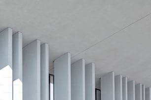 una fila di finestre che si trovano sul lato di un edificio