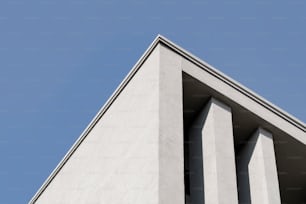 le coin d’un bâtiment avec un ciel bleu en arrière-plan