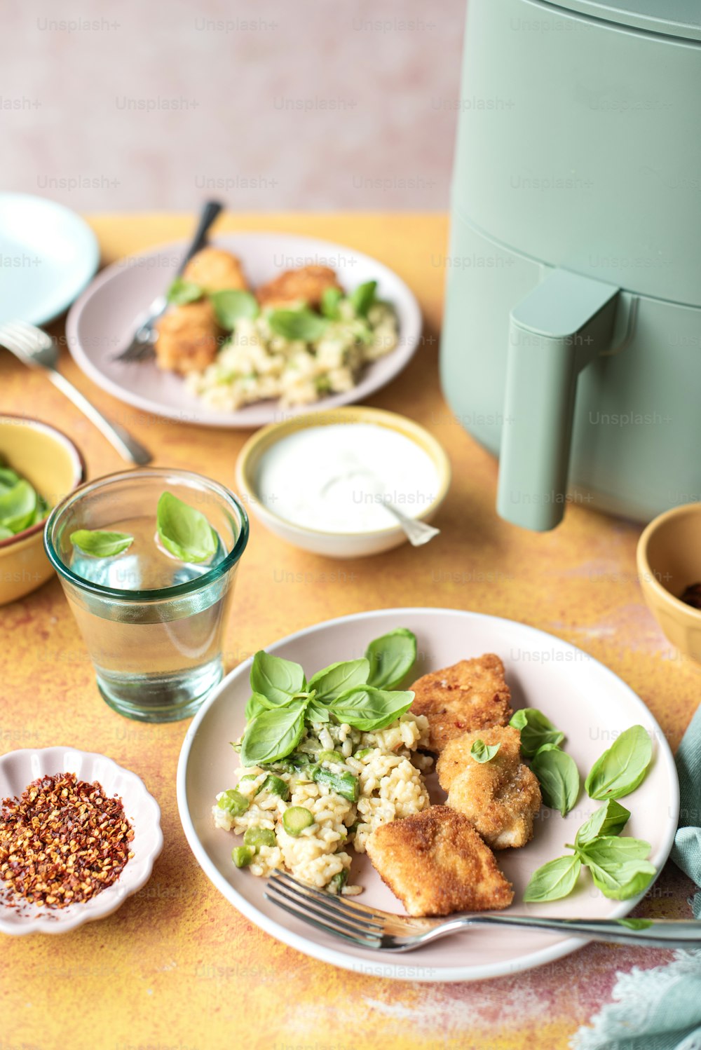 uma mesa coberta com pratos de comida e tigelas de molho