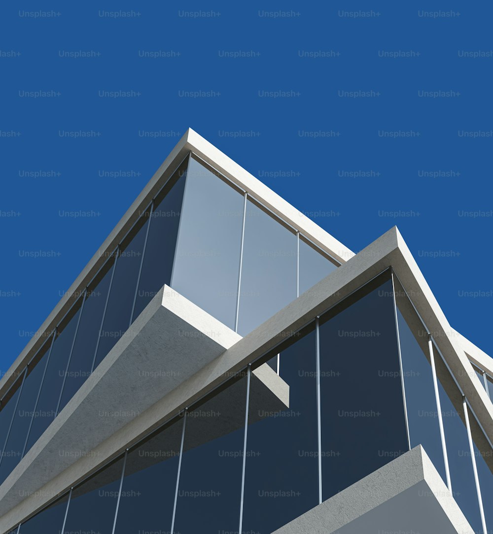 Ein hohes Gebäude mit vielen Fenstern vor blauem Himmel