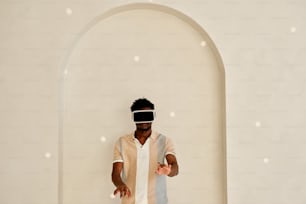 Ein Mann mit Augenbinde steht vor einer weißen Wand