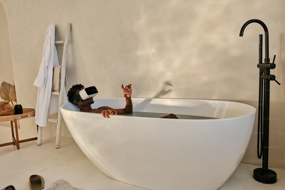 Una persona in una vasca da bagno con un paio di occhiali virtuali