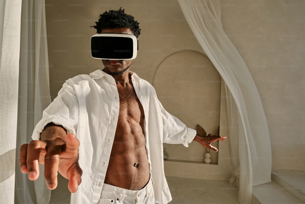 Ein Mann ohne Hemd trägt ein Virtual-Reality-Headset