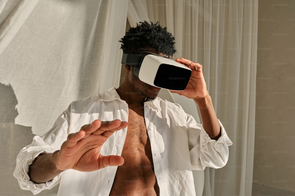Un homme torse nu portant un casque de réalité virtuelle