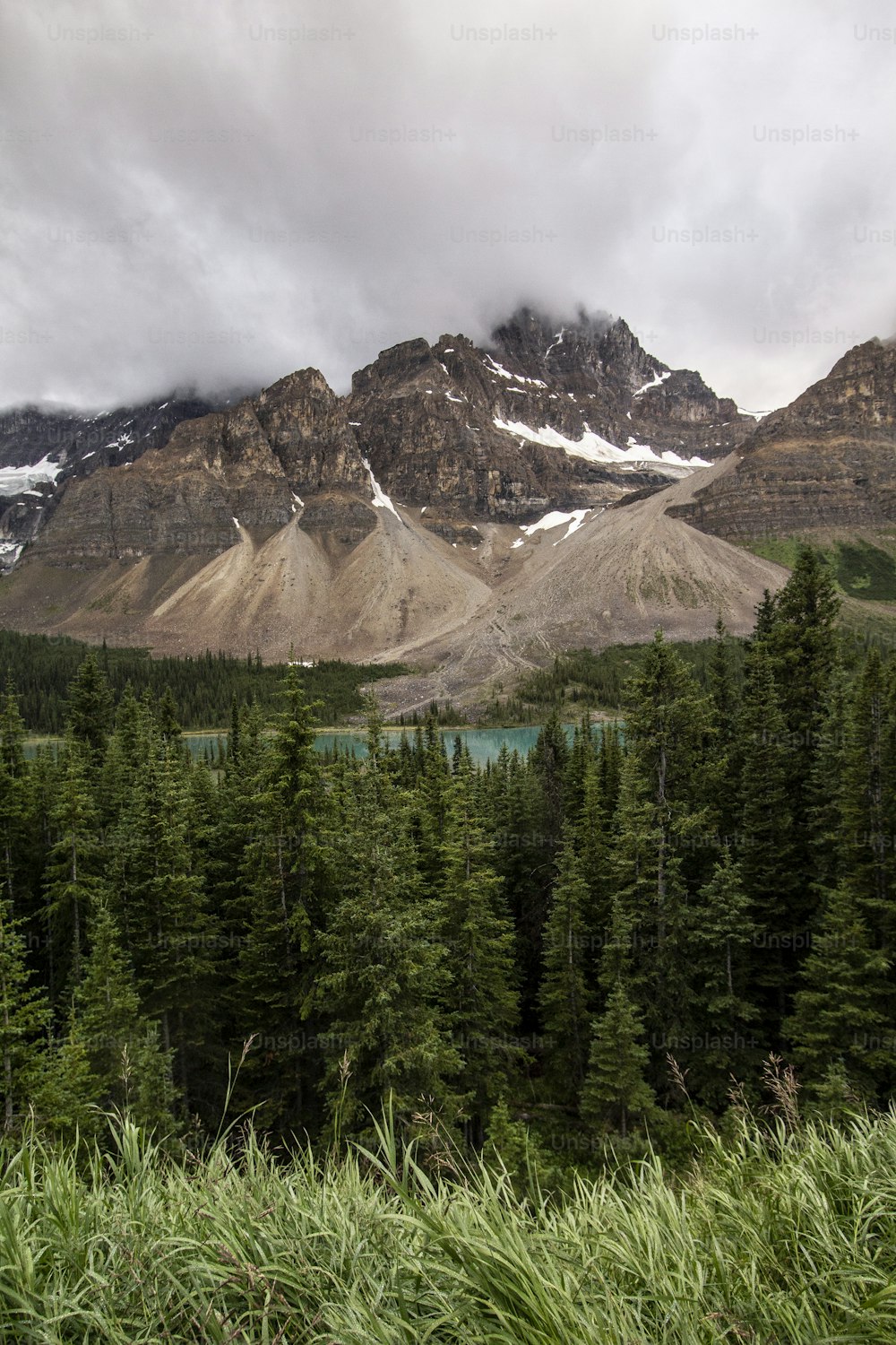 Una vista de una cadena montañosa con un lago en primer plano