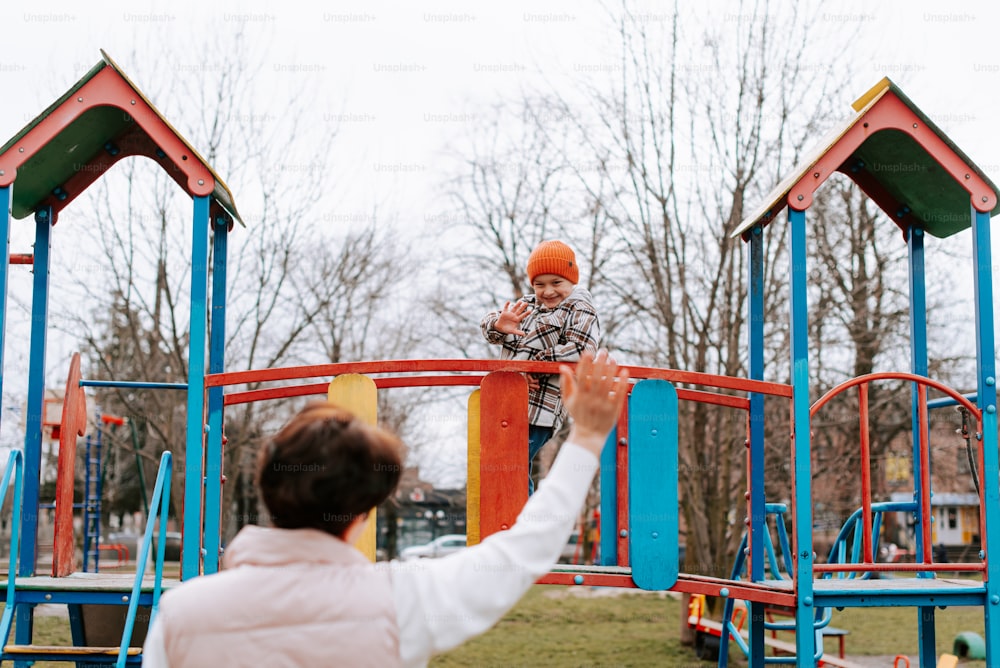 une femme et un enfant jouant dans un parc