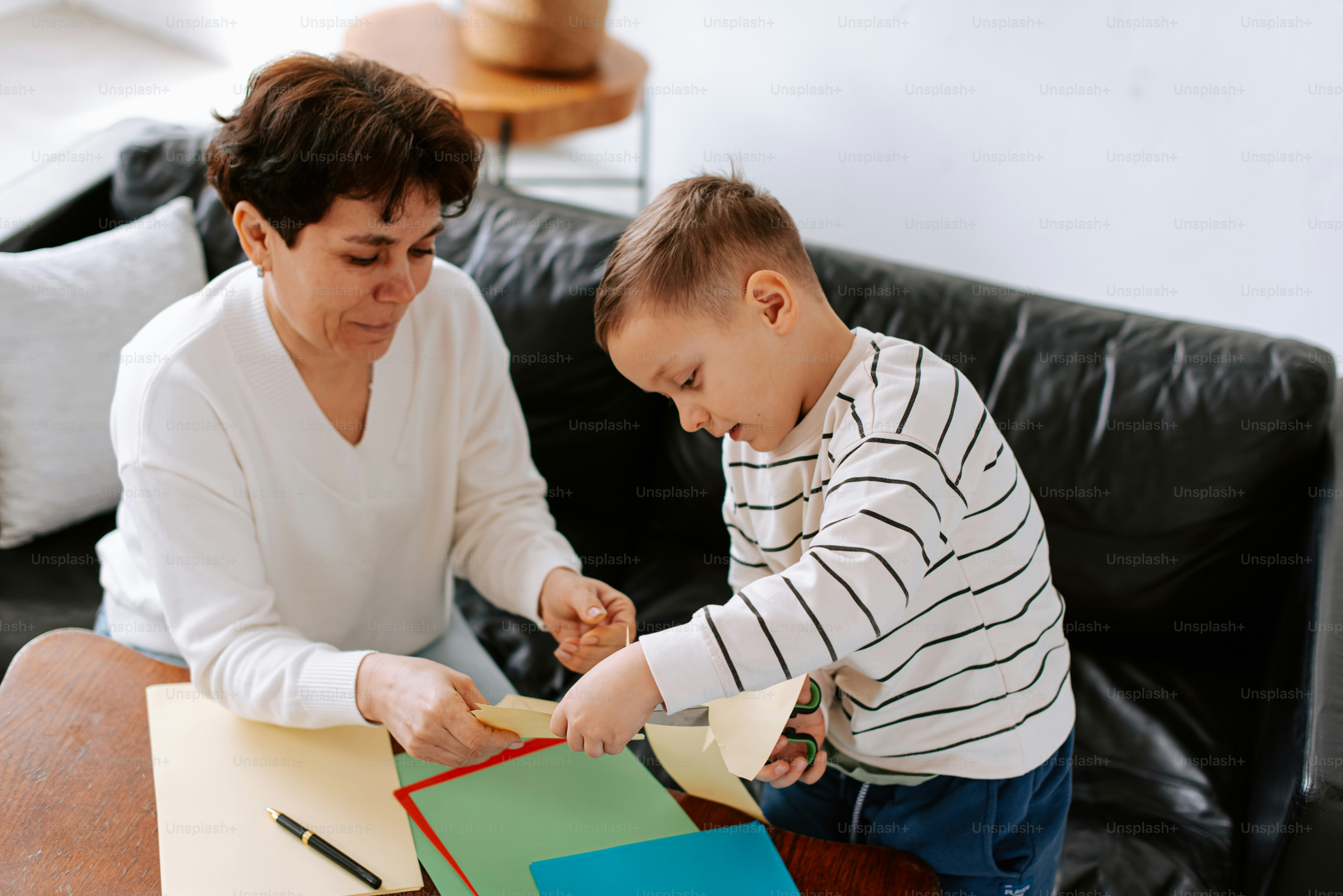 eine Frau und ein Kind sitzen an einem Tisch