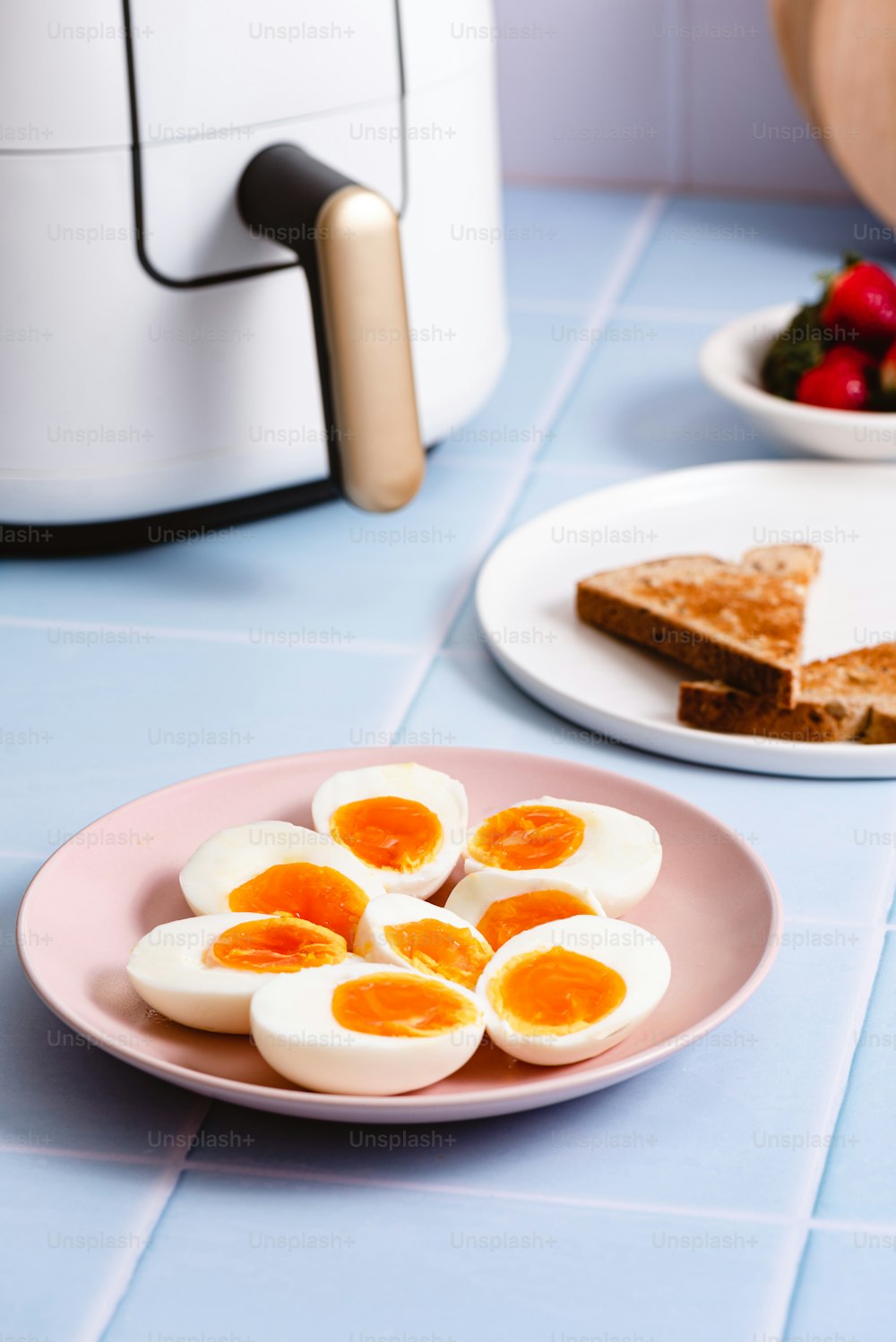 un plato de huevos duros sobre una mesa azul