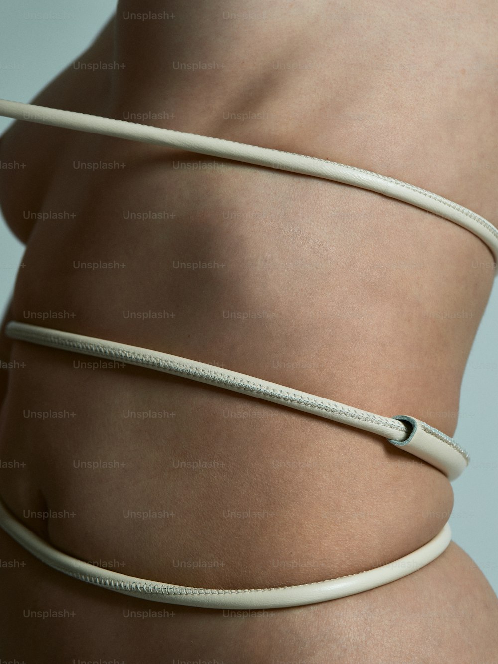 흰색 스트랩을 착용한 여성의 엉덩이 클로��즈업