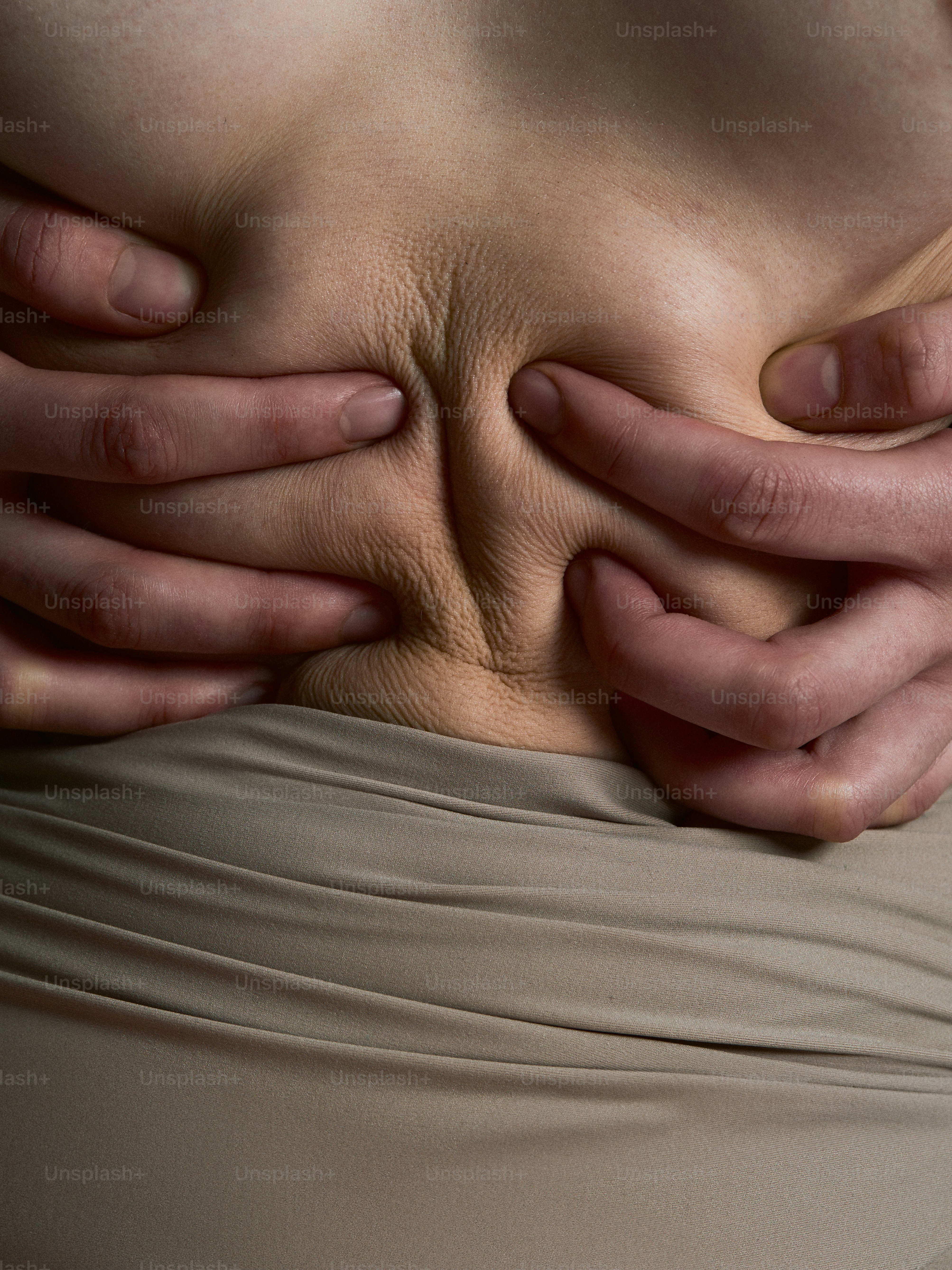 una donna con le mani sulla schiena
