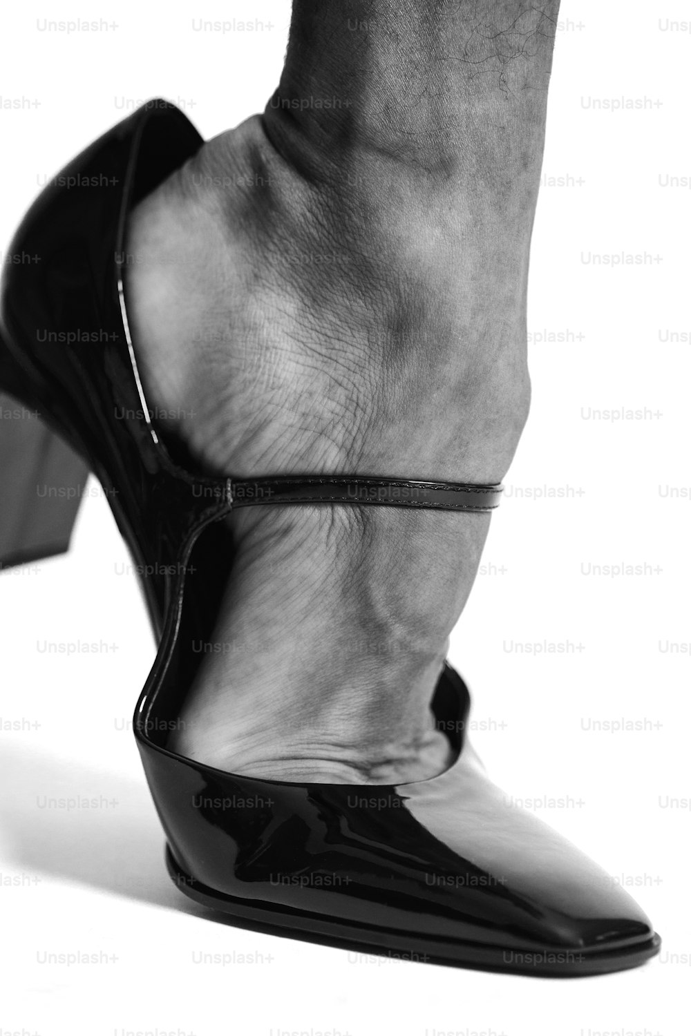 Una foto en blanco y negro de los pies de una mujer