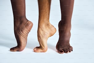 um close up de uma pessoa com os pés descalços