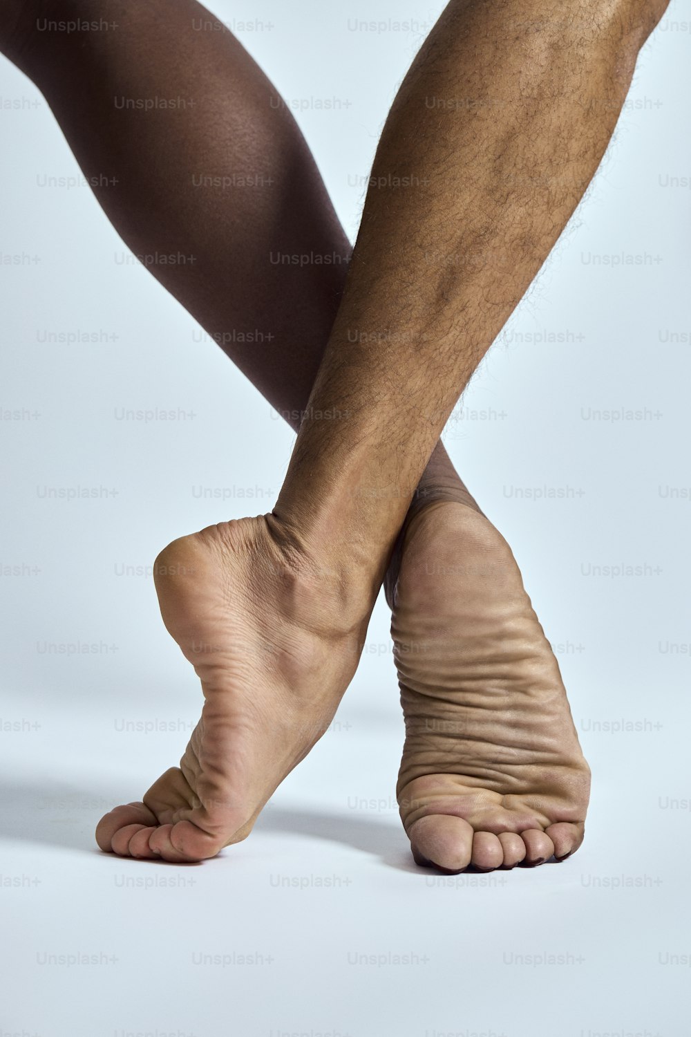 Un primer plano de una persona con los pies descalzos