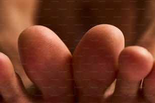 Un primer plano de los dedos de una persona con un fondo borroso