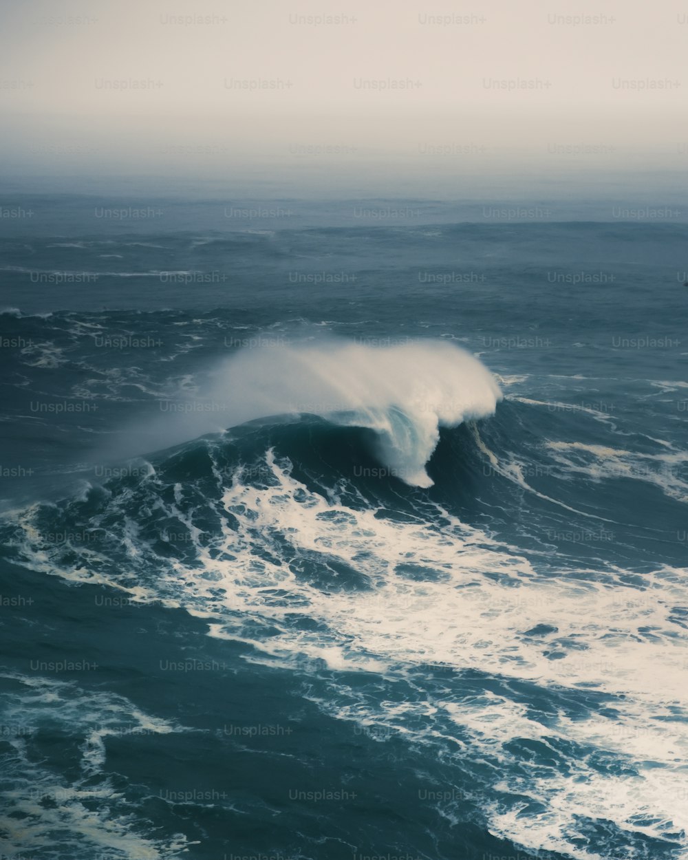una gran ola en medio del océano