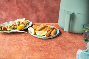 deux assiettes de nourriture posées sur une table