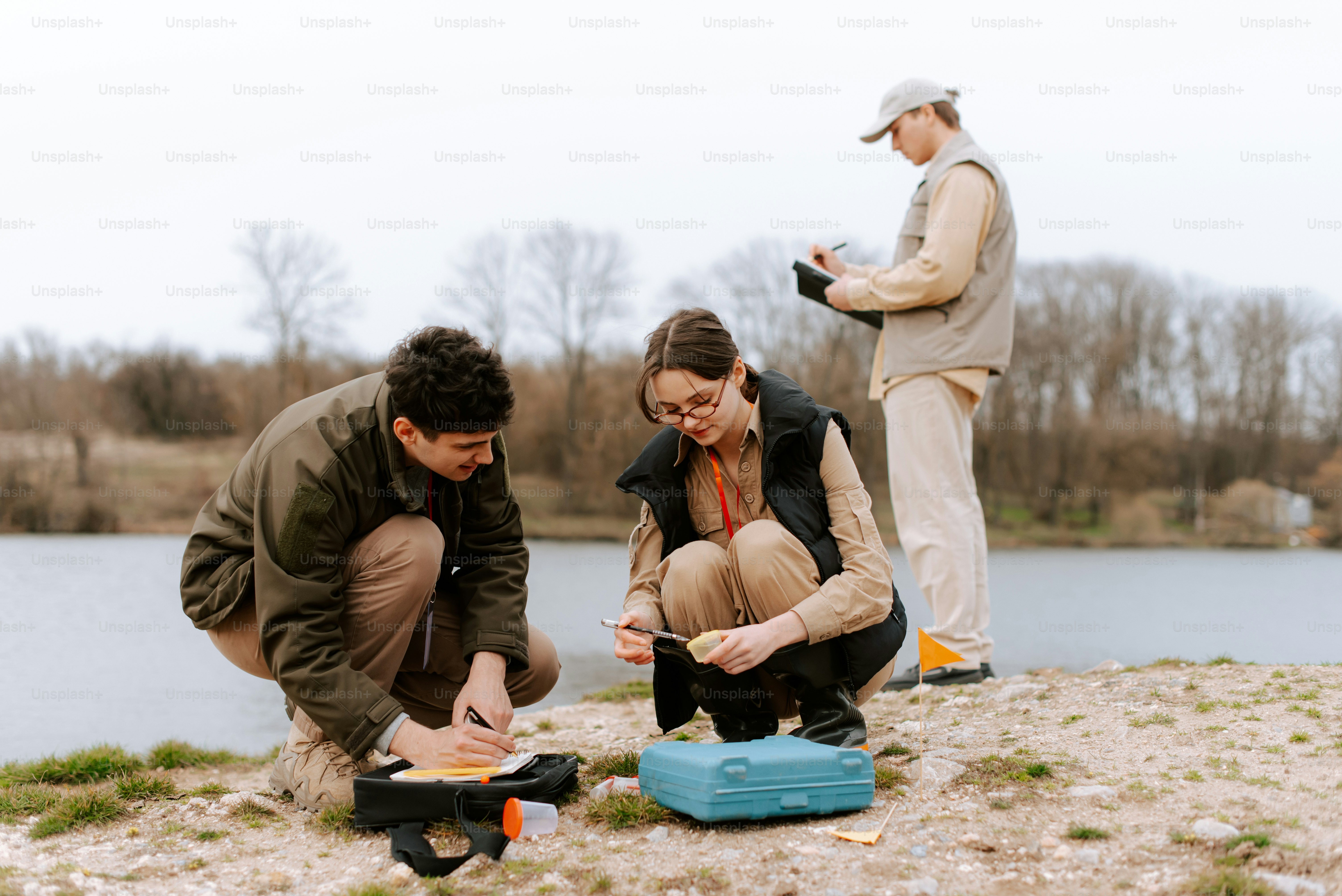 땅에서 무언가를 보고 있는 남자와 여자