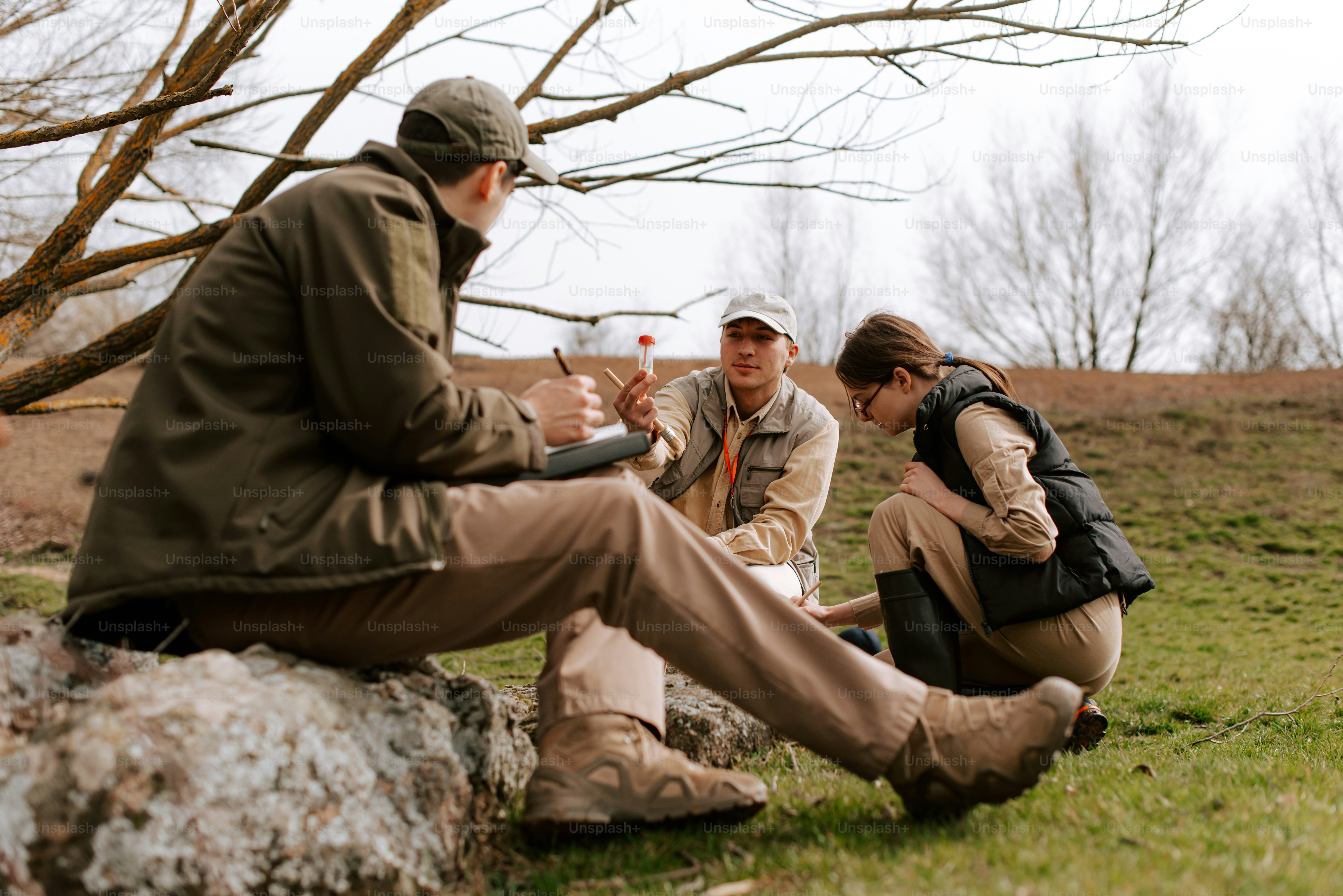 풀밭 위에 앉아있는 두 사람
